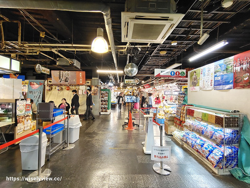 高知。弘人市場 ひろめ市場︱夜間屋台庶民土佐美食匯集處，相鄰大橋通步行3分鐘～必嚐料理推薦分享