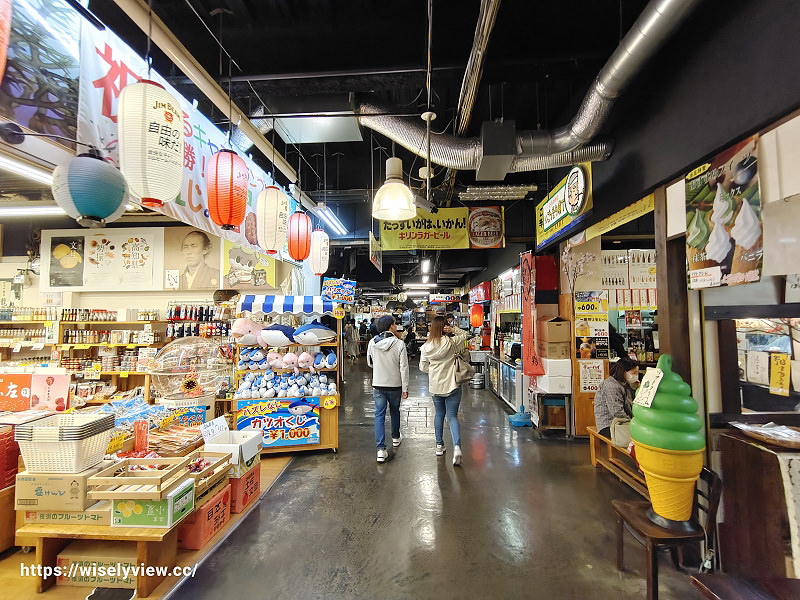 高知。弘人市場 ひろめ市場︱夜間屋台庶民土佐美食匯集處，相鄰大橋通步行3分鐘～必嚐料理推薦分享