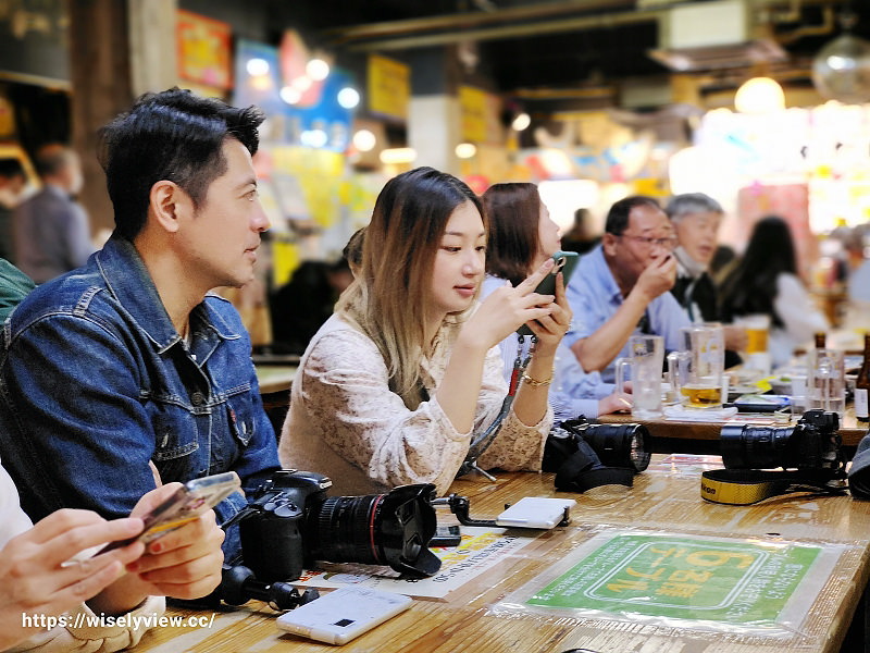 高知。弘人市場 ひろめ市場︱夜間屋台庶民土佐美食匯集處，相鄰大橋通步行3分鐘～必嚐料理推薦分享