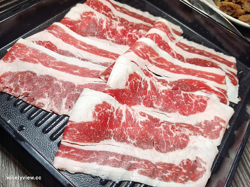 台北大安。涮辛酸麻辣火鍋吃到飽︱《極品套餐NT1688》酸菜鍋優內容偏中等～捷運科技大樓站美食