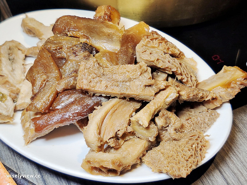 台北大安。涮辛酸麻辣火鍋吃到飽︱《極品套餐NT1688》酸菜鍋優內容偏中等～捷運科技大樓站美食