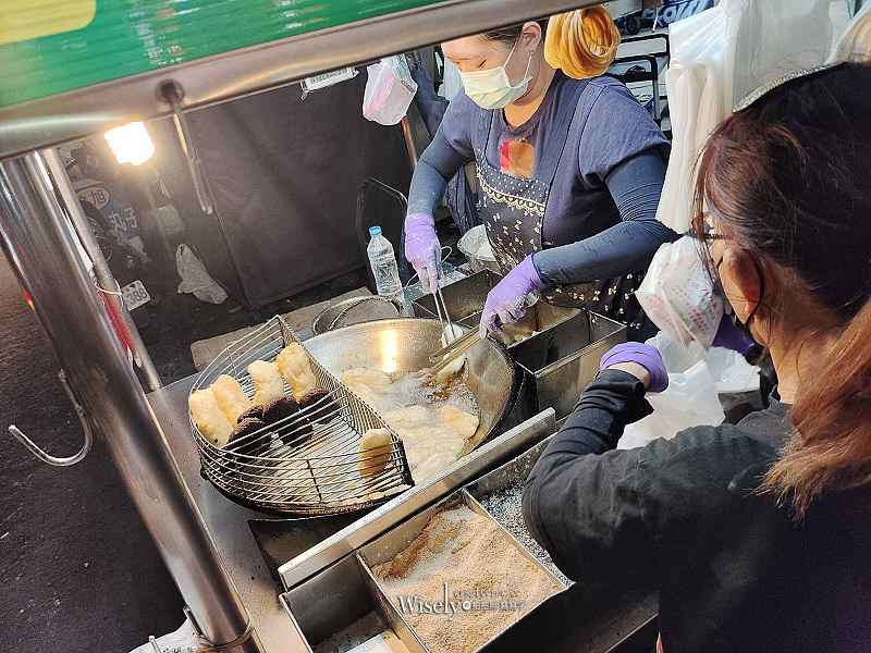 高雄自強夜市。老牌白糖粿︱人氣排隊銅板美食，紫米炸也大推～捷運三多商圈站美食