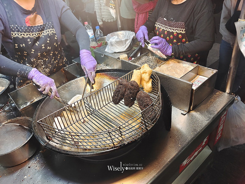高雄自強夜市。老牌白糖粿︱人氣排隊銅板美食，紫米炸也大推～捷運三多商圈站美食