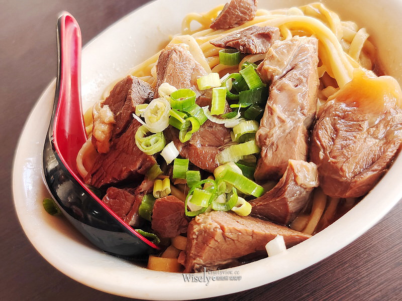 高雄。港園牛肉麵︱必點牛肉拌麵大碗平價又實料,捷運鹽埕埔站美食 x 駁二特區美食 高雄。港園牛肉麵︱必點牛肉拌麵大碗平價又實料,捷運鹽埕埔站美食 x 駁二特區美食