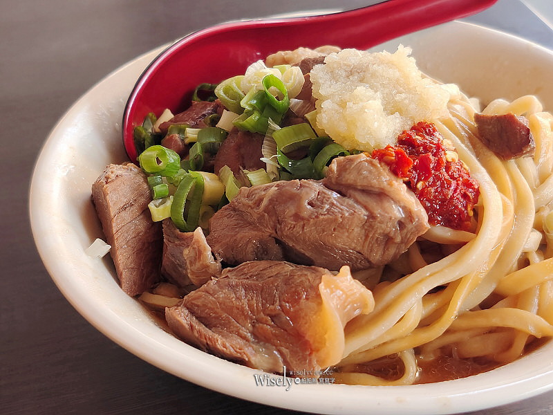 高雄。港園牛肉麵︱必點牛肉拌麵大碗平價又實料,捷運鹽埕埔站美食 x 駁二特區美食 高雄。港園牛肉麵︱必點牛肉拌麵大碗平價又實料,捷運鹽埕埔站美食 x 駁二特區美食