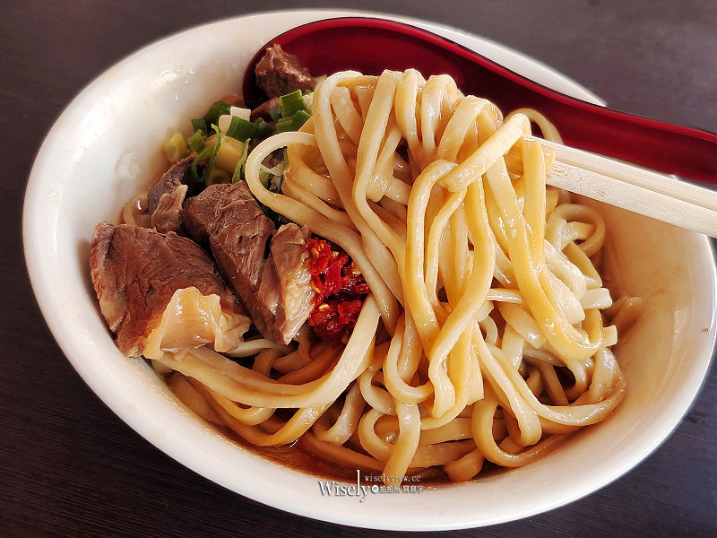 高雄。港園牛肉麵︱必點牛肉拌麵大碗平價又實料,捷運鹽埕埔站美食 x 駁二特區美食 高雄。港園牛肉麵︱必點牛肉拌麵大碗平價又實料,捷運鹽埕埔站美食 x 駁二特區美食