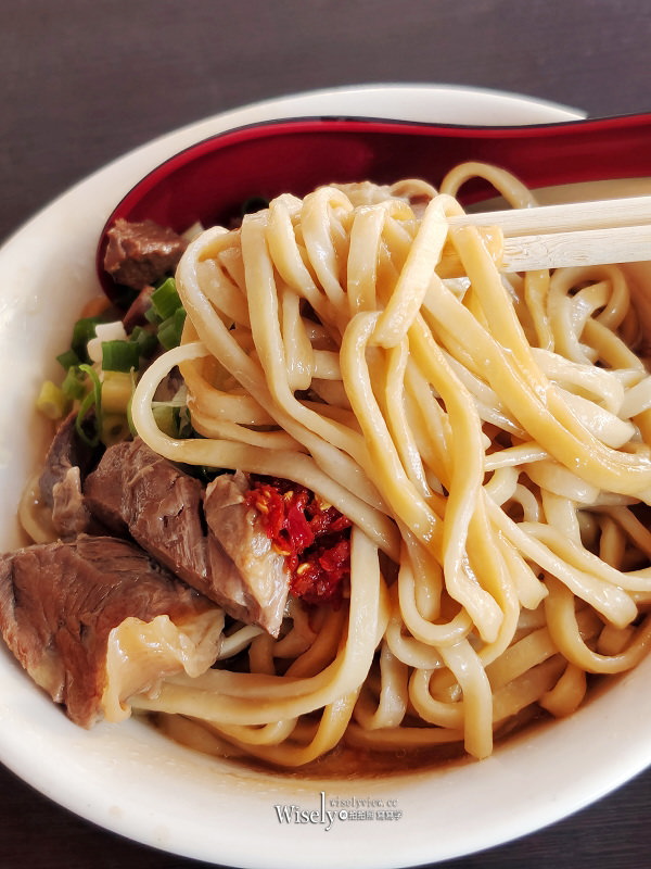 高雄。港園牛肉麵︱必點牛肉拌麵大碗平價又實料,捷運鹽埕埔站美食 x 駁二特區美食 高雄。港園牛肉麵︱必點牛肉拌麵大碗平價又實料,捷運鹽埕埔站美食 x 駁二特區美食
