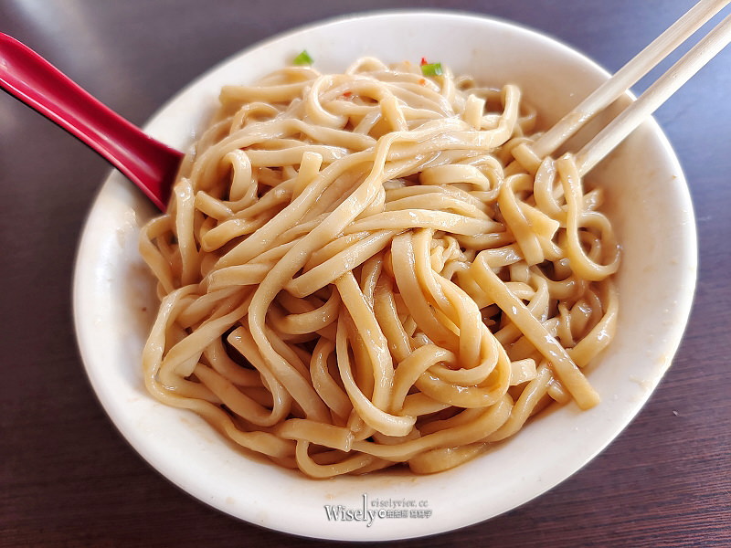 高雄。港園牛肉麵︱必點牛肉拌麵大碗平價又實料,捷運鹽埕埔站美食 x 駁二特區美食 高雄。港園牛肉麵︱必點牛肉拌麵大碗平價又實料,捷運鹽埕埔站美食 x 駁二特區美食