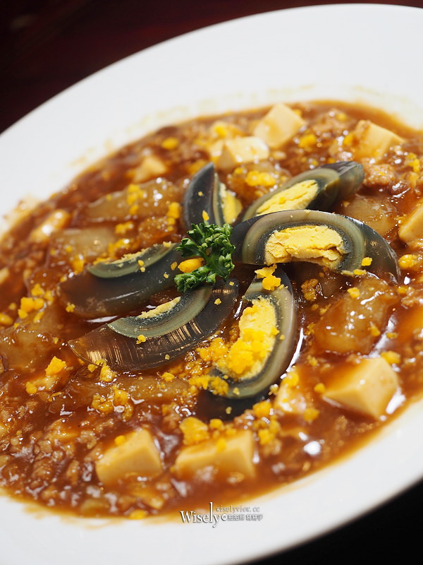 點水樓南京店。冬令滋補經典佳餚-完整菜單︱藥膳燉鱸鰻、黑蒜頭鮭魚卵炒飯、栗子紅棗燜羊肉、金銀蛋燒蹄筋、外婆紅燒肉～捷運小巨蛋站美食