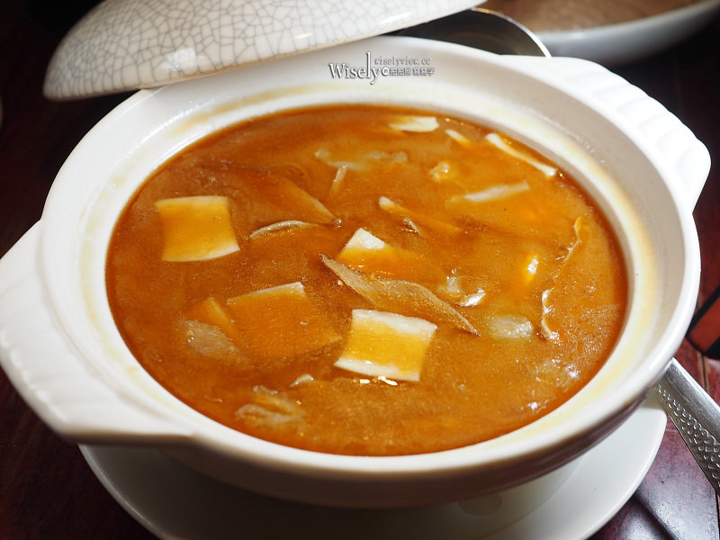 點水樓南京店。冬令滋補經典佳餚-完整菜單︱藥膳燉鱸鰻、黑蒜頭鮭魚卵炒飯、栗子紅棗燜羊肉、金銀蛋燒蹄筋、外婆紅燒肉～捷運小巨蛋站美食