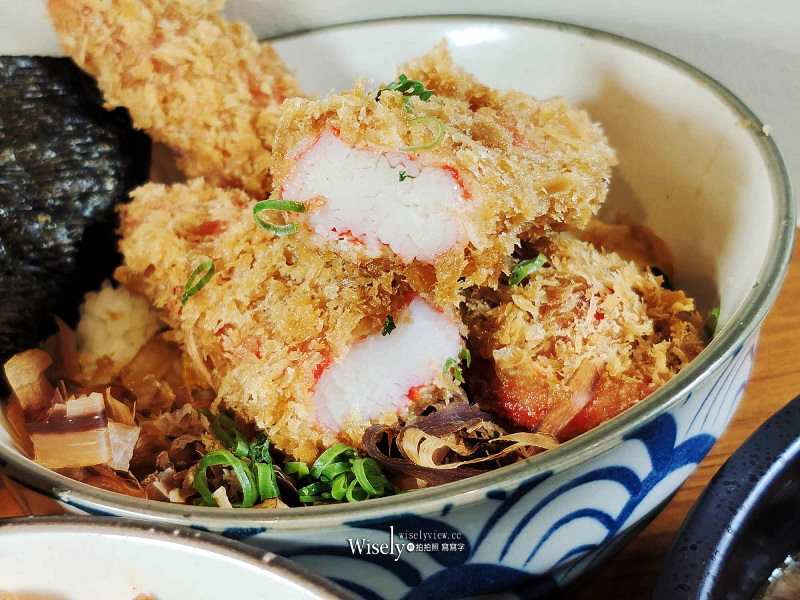 士林夜市。勝魂丼飯專門店︱白飯湯品飲料小菜吃到飽，炙燒咖喱炸雞多種選擇～捷運士林站美食