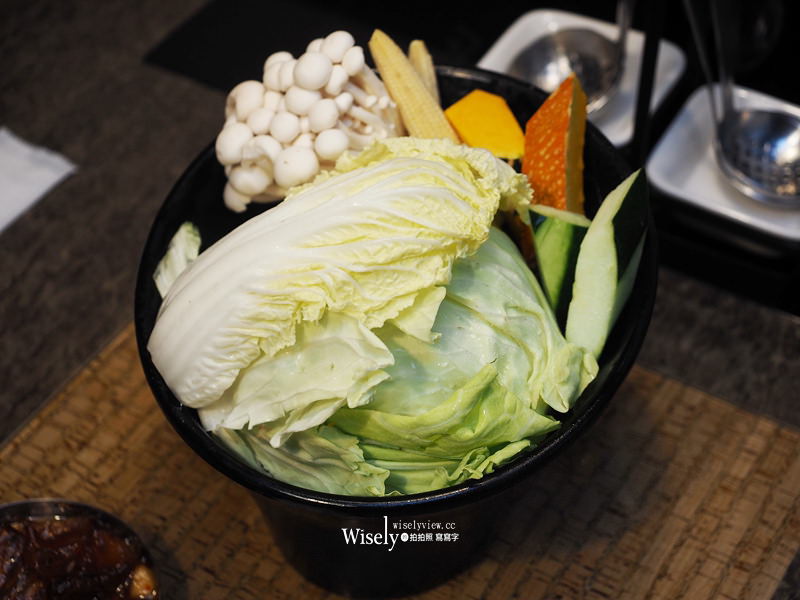台北食徒麻辣火鍋︱職人演繹紅白湯底～罌粟牛尾鍋 + 芋頭雞湯排骨鍋，捷運南京復興站美食