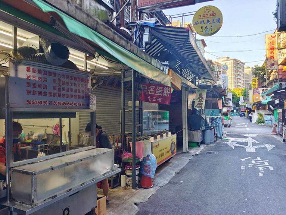 台北中正。南機場夜市無名蛋餅︱平價厚實多口味可客製排隊美食