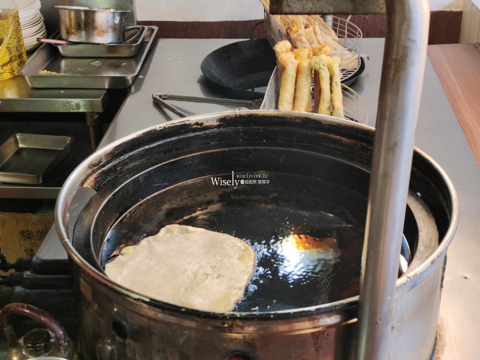 舊城蔥油餅︱宜蘭市西後街小吃，春捲肉捲也推薦