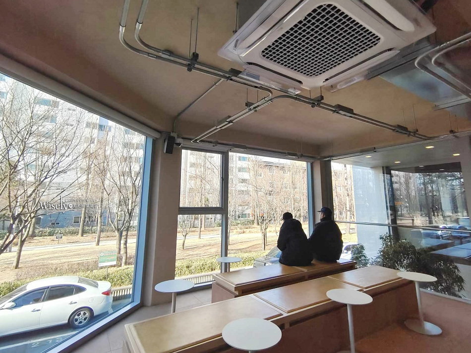 BLUE BOTTLE COFFEE 藍瓶咖啡 弘大店︱輕鬆享用一杯晨間咖啡