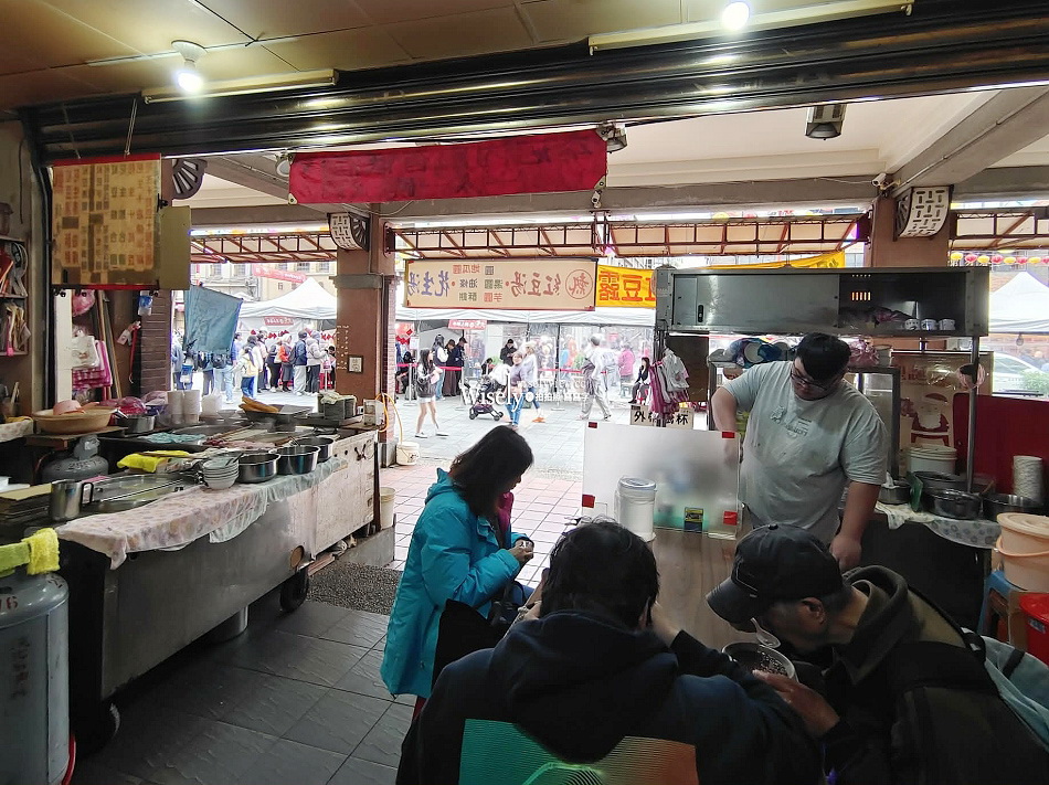 永樂市場。顏記杏仁露︱迪化街大稻埕甜點︱搭配紅豆or綠豆加煉奶優 永樂市場。顏記杏仁露︱迪化街大稻埕甜點︱搭配紅豆or綠豆加煉奶優