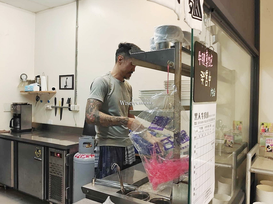 黑人牛肉麵︱距新店裕隆城三分鐘步程︱20多年的老味道︱捷運大坪林站 黑人牛肉麵︱距新店裕隆城三分鐘步程︱20多年的老味道︱捷運大坪林站