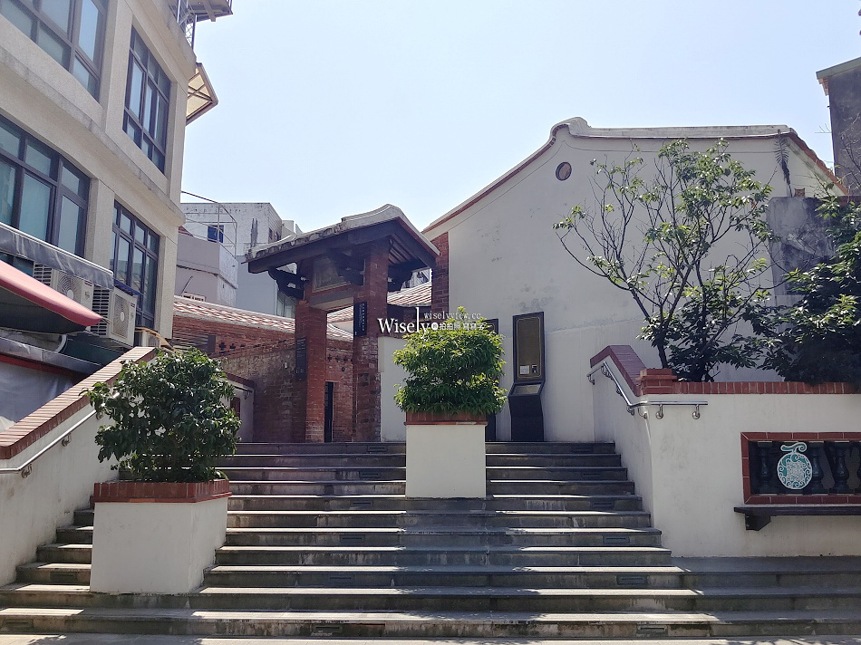 淡水老街全家便利商店 (寄物+)︱行李箱寄放1天20元，比置物櫃便宜