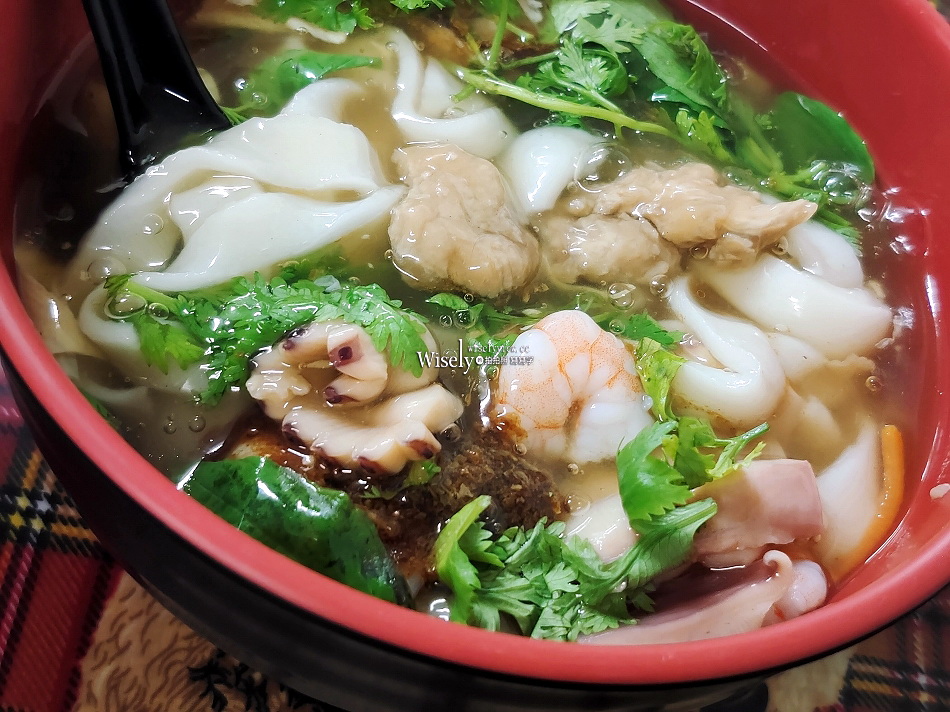 慈惠肉焿麵︱宜蘭員山平價小吃︱綜合蝦仁魷魚肉羹份量足︱黑金魯肉飯