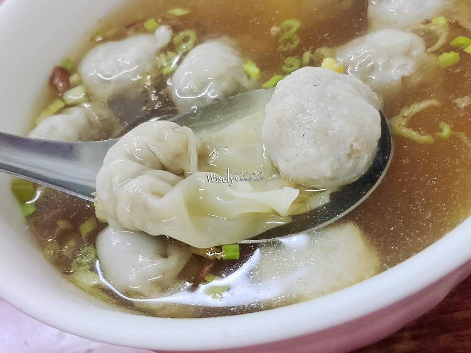 日食麵店︱東港陸橋︱雙醬麵.餛飩魚丸湯.頭骨肉.菜捲︱宜蘭市美食