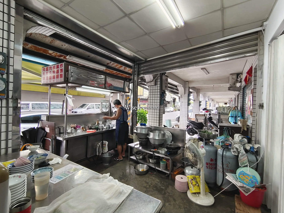 駝背麵食店︱宜蘭市40多年老店︱餛飩魚丸湯.香菇炸醬麵︱宜蘭轉運站 駝背麵食店︱宜蘭市40多年老店︱餛飩魚丸湯.香菇炸醬麵︱宜蘭轉運站