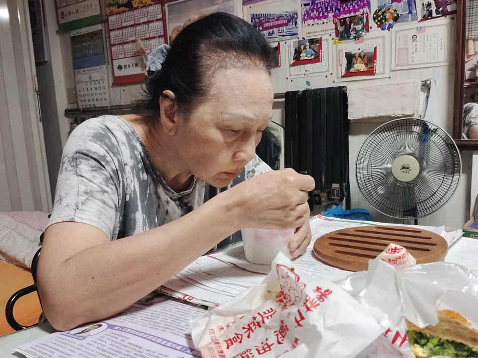 楊胖子韭菜盒蔥油餅︱宜蘭市美食︱熱炒店起家︱復興路排隊外帶午茶
