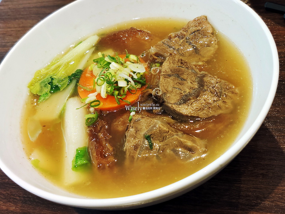 就是這間-功夫牛肉麵︱台北台安醫院︱蔬果湯頭偏淺淡︱捷運南京復興站 就是這間-功夫牛肉麵︱台北台安醫院︱蔬果湯頭偏淺淡︱捷運南京復興站